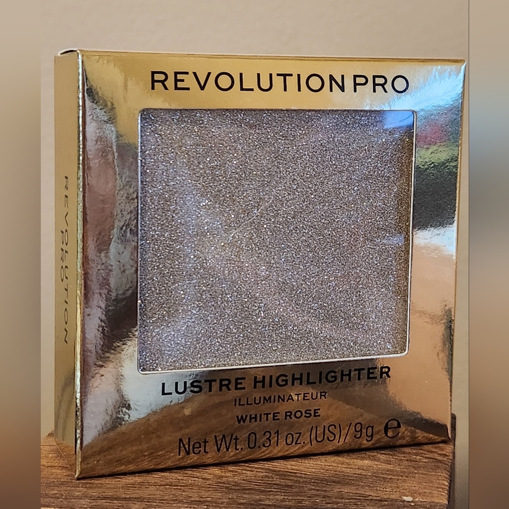 Revolution Pro Lustre Highlighter - White Rose Shimmer in Elegant LUXE Compact - Picture 5 of 5